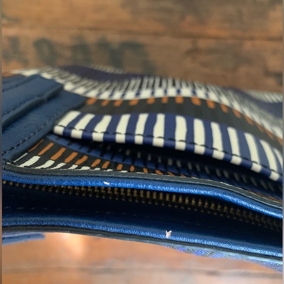 Fossil Emma Tote with matching wallet
Blue and brown pattern - Picture 10 of 16